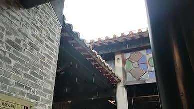 下雨雨天屋檐雨水拍摄实拍视频的预览图